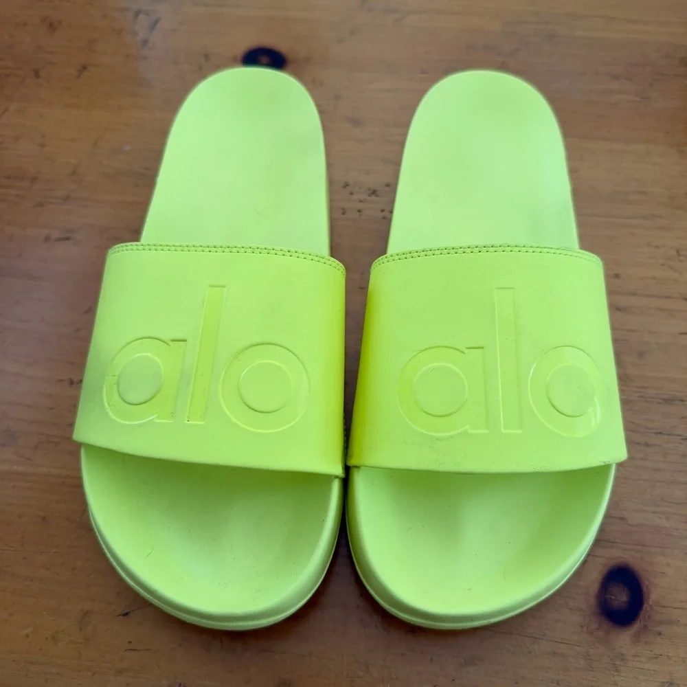 ALO Yoga Neon Slide Sandals - Yellow Green